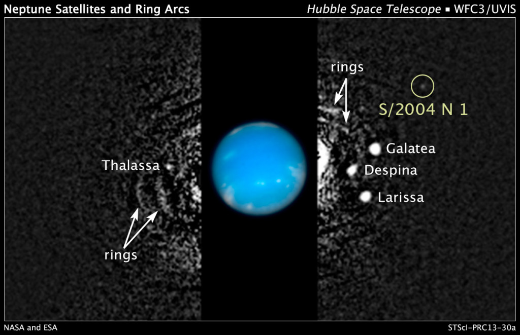 Neptun s měsíci - kompozice snímků z HST z roku 2009. Zdroj: NASA, ESA.