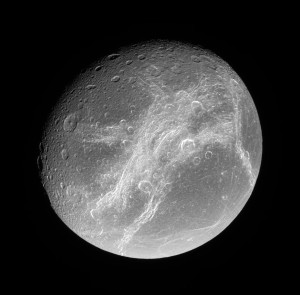 Západní polokoule Dione vyfotografovaná sondou Cassini. Zdroj: NASA.