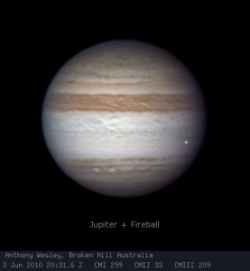 Jupiter 3. června 2010 ve 20:31:36 UTC. Bílý bod poblíž pravého okraje Jupiteru je dopadající meteoroid. Foto: Anthony Wesley.